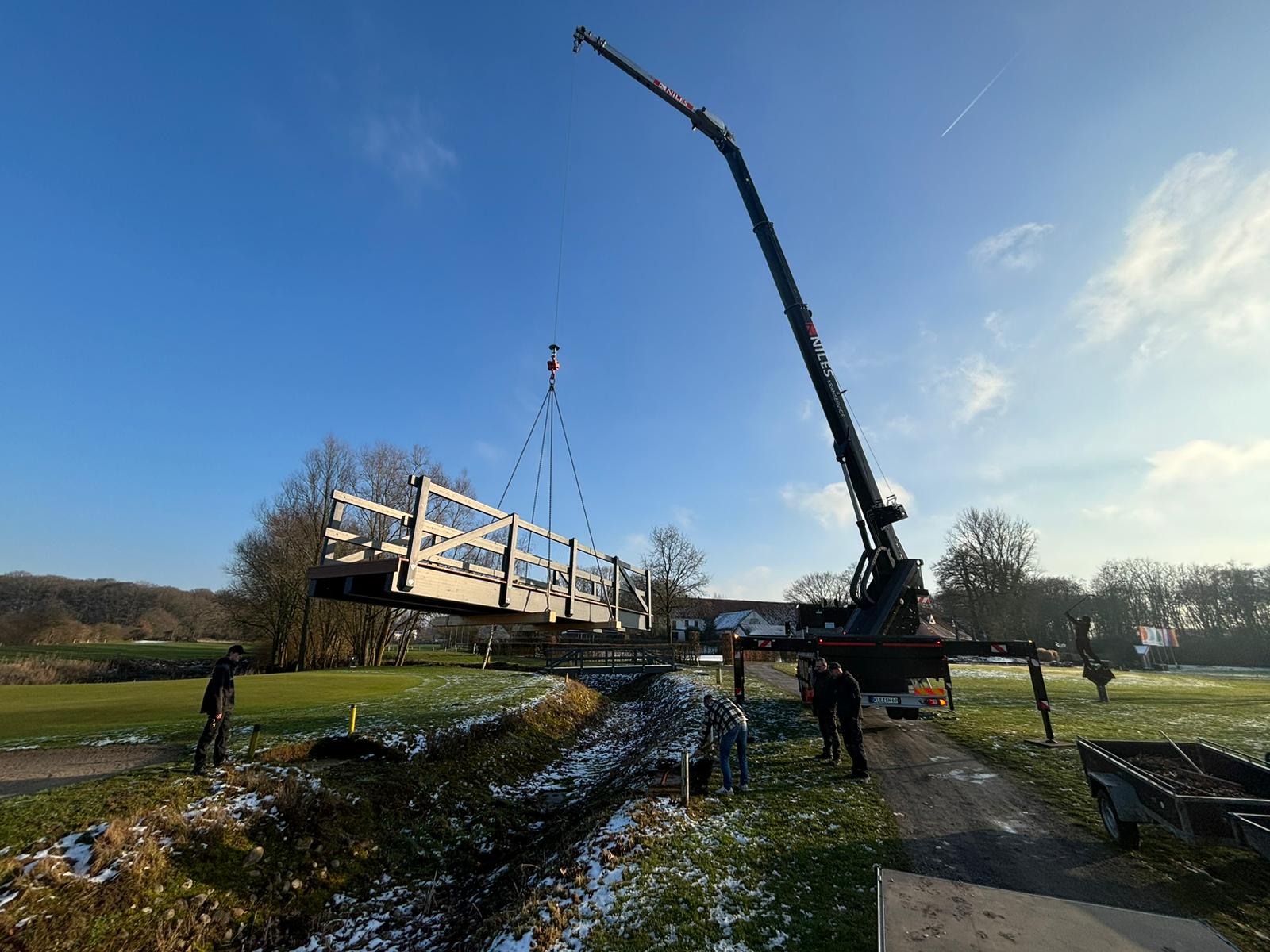 Niles Kranservice – LKW-Kran hebt Brücke am Niederrhein bei Emmerich