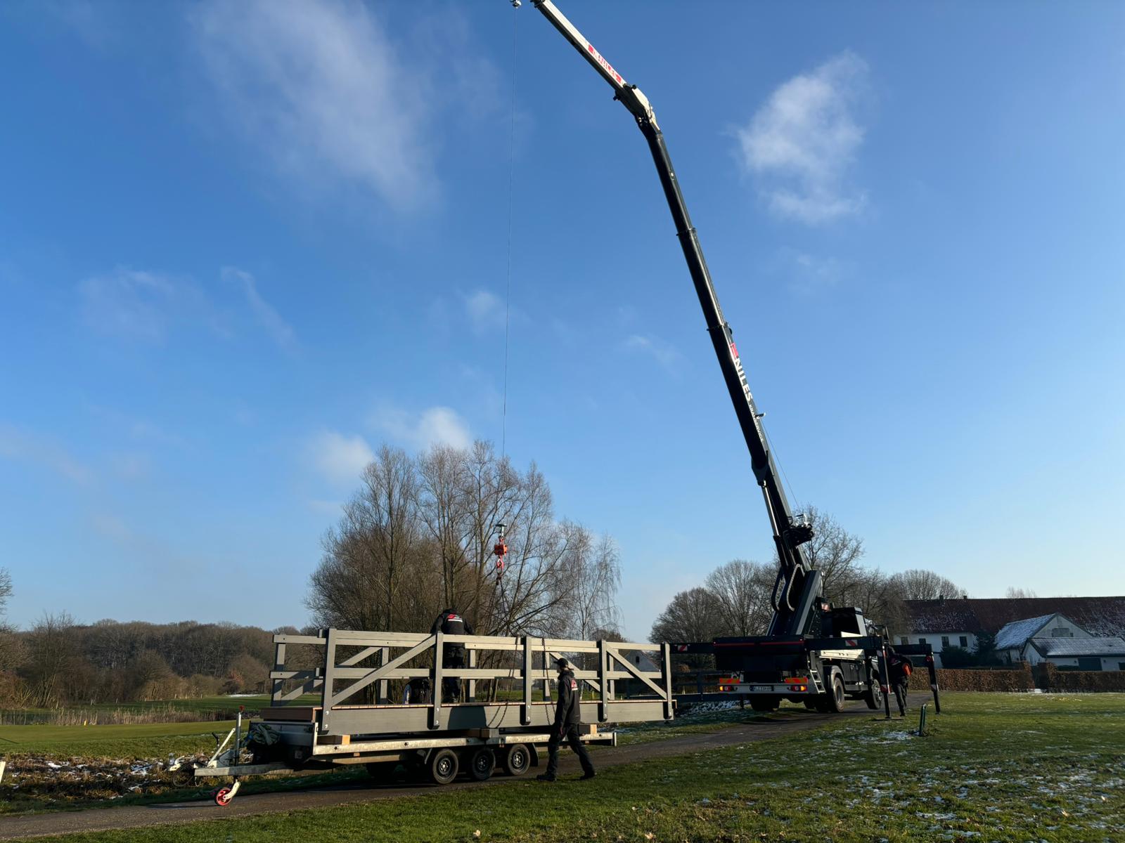 Niles Kranservice LKW-Kran mit Brücke auf Anhänger